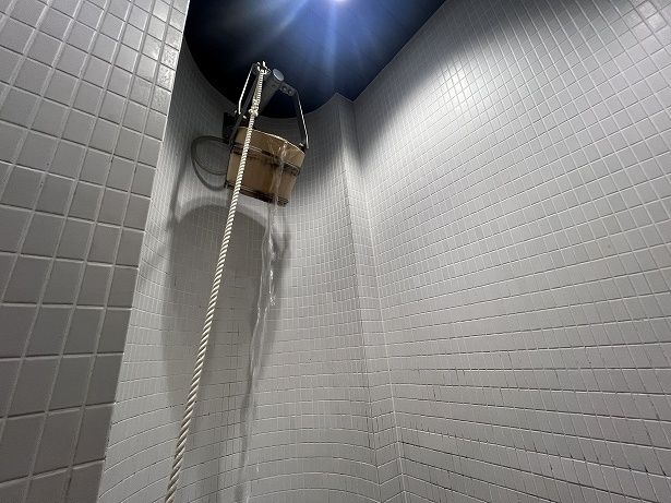 紐を引くと桶に溜まった水が落ちる「桶シャワー」