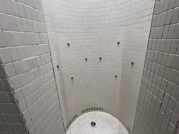 壁の突起から水が出るボディシャワー