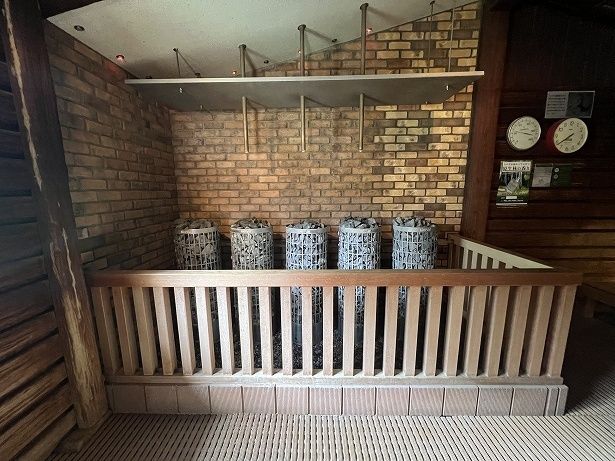 サウナストーブが5基並ぶ様子は圧巻