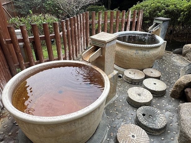 露天信楽焼風呂は独り占めしているようで贅沢感が上乗せされる