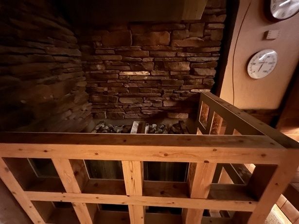 男性フィンランドサウナにはオートロウリュがある