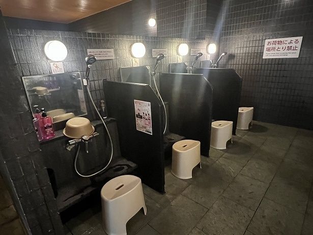 髪や体を洗ってからサウナへ向かう