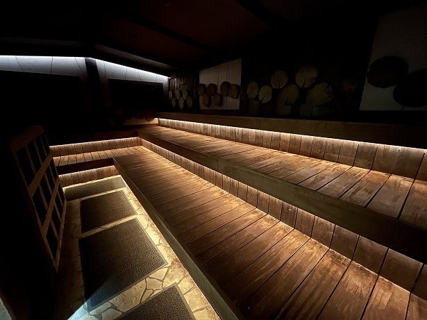 広々としたサウナ室は女性側とは違った雰囲気