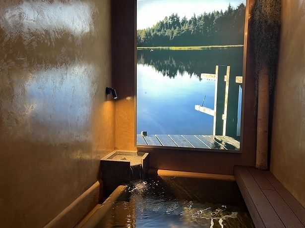 フィンランドの湖畔をイメージした水風呂