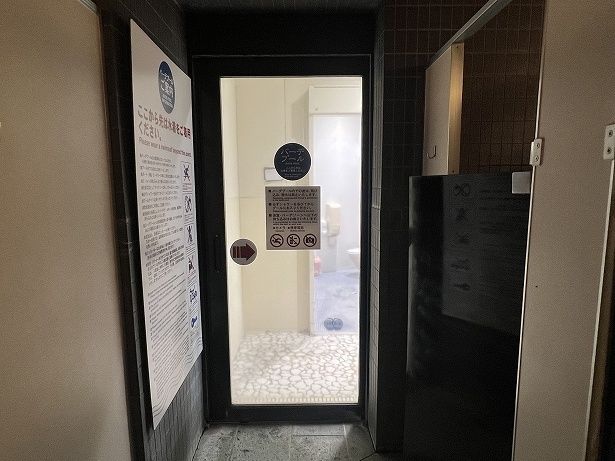 浴室から水着ゾーンの「バーデゾーン」につながっている