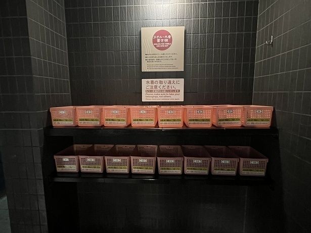 浴室内に水着を入れておく棚がある