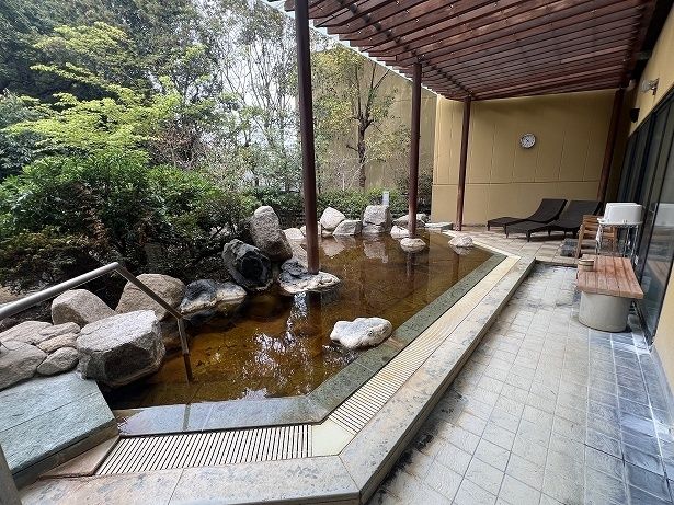 緑鮮やかなこれからの季節は露天岩風呂がおすすめ