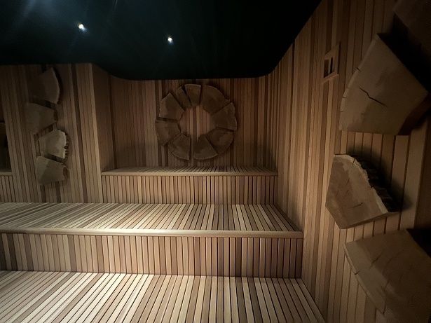 サウナ室の扉を開けると木の甘い香りを感じる