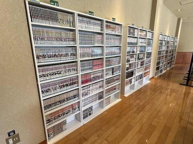 休憩スペースには漫画もそろっている