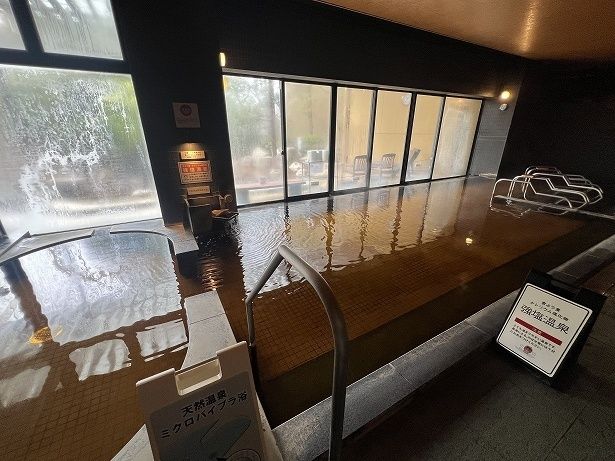 広々とした内湯の天然温泉