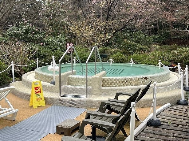 屋外ジャグジーの周辺などに外気浴用のととのい椅子が並ぶ