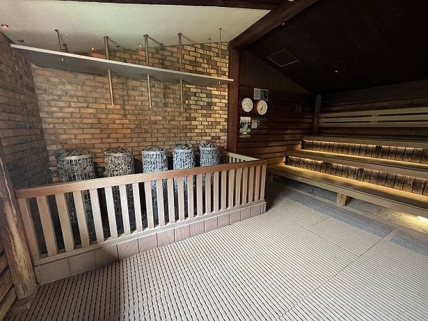 サウナ室が広く、座る場所によって体感温度が違う