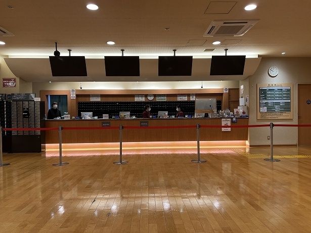 フロントで受付し、館内着などを受け取る