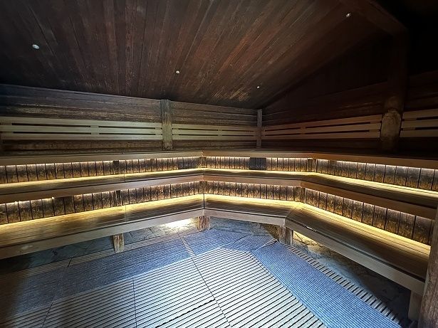「屋外フィンランドサウナ」はサウナ室内も広い
