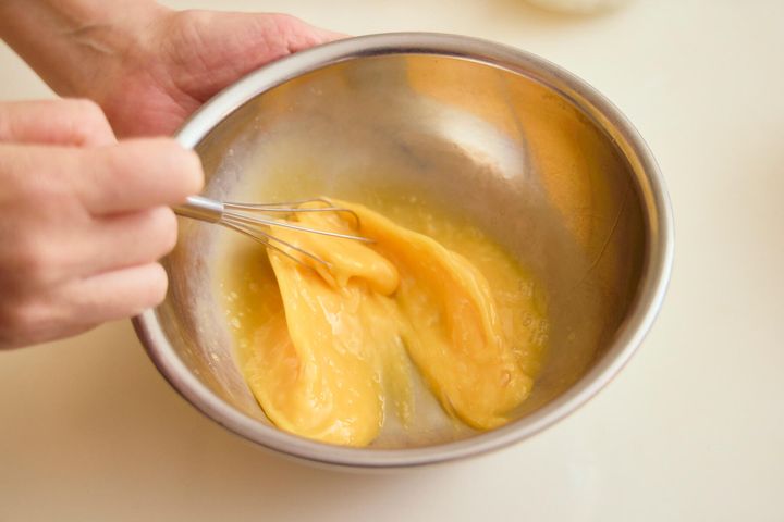 卵を混ぜる