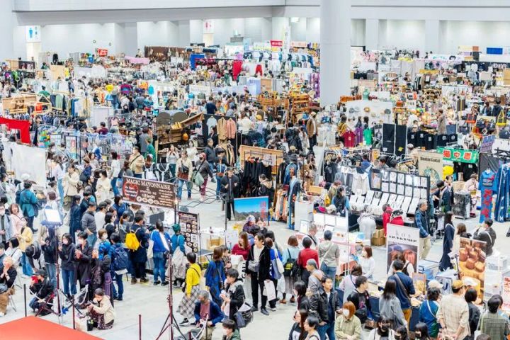 イラストやアクセサリーなど多彩な作品が並ぶ明るいブースエリア