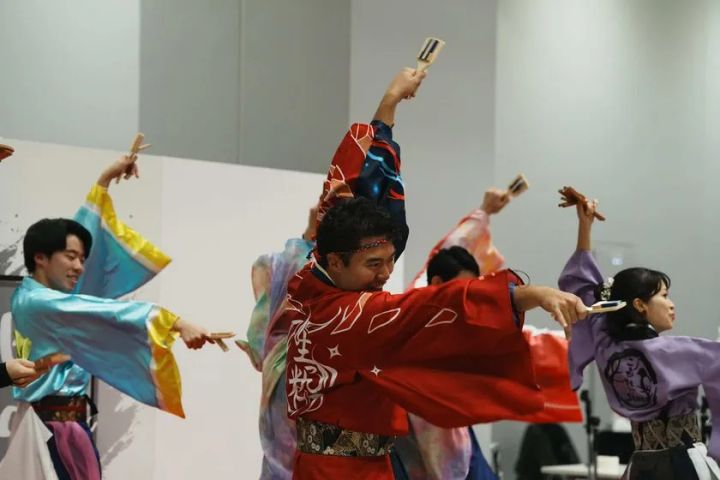 屋内外で多彩な表現に出会えるパフォーマンスエリア