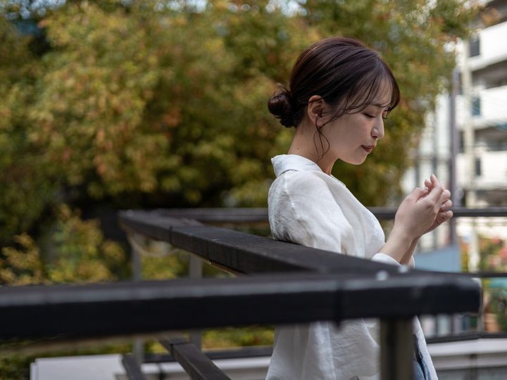 金銭的な利点や家事の効率化に恩恵を感じる一方で、親による立ち入りすぎた干渉や、家族との生活サイクルの不一致に窮屈さを覚える社会人も少なくありません。今回は、石川県金沢市で暮らす35歳・会社員女性のケースを見ていきましょう。