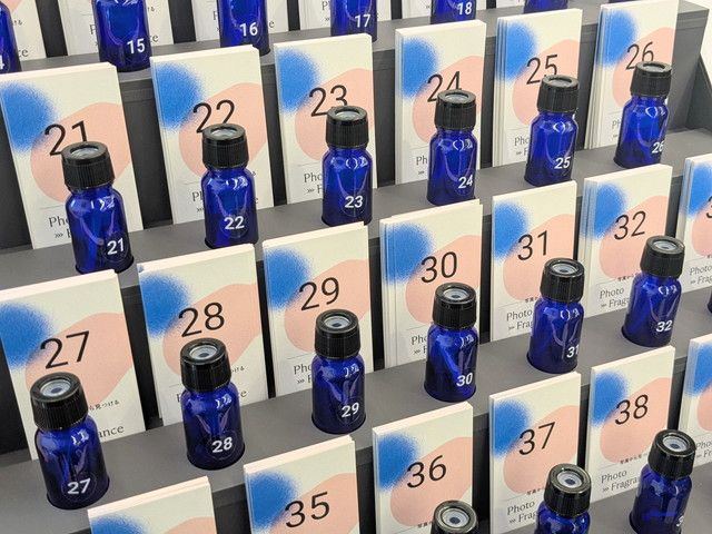 番号付きの青いサンプルボトルが整然と並んでいるアップ