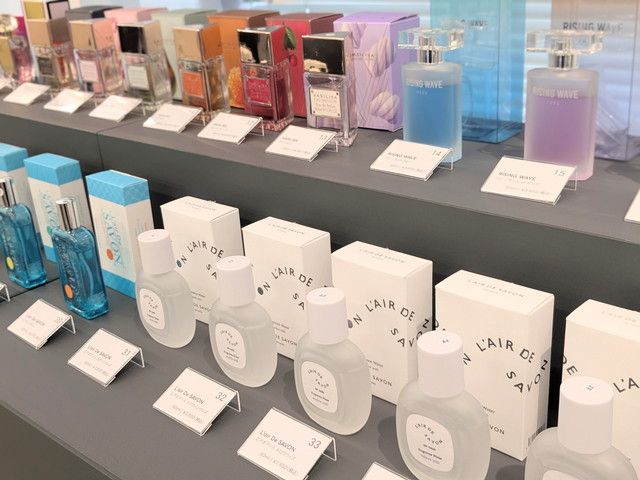 会場に並ぶL'AIR DE SAVONなどのフレグランスボトル。番号がついたカードとともにディスプレイされている