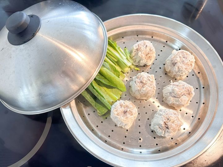 メインのシューマイと付け合せの小松菜を同時に