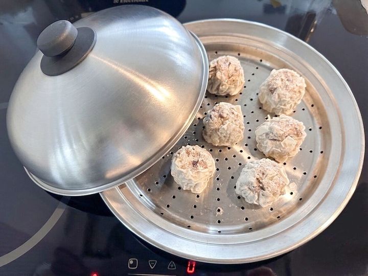 せいろ料理はおいしくかっこいいけれど、手入れが面倒という人も多いでしょう。そこで「ステンレス製の蒸しプレート」はいかがでしょうか。今回は、筆者が愛用しているYOSHIKAWAの簡単蒸しプレートをご紹介します。