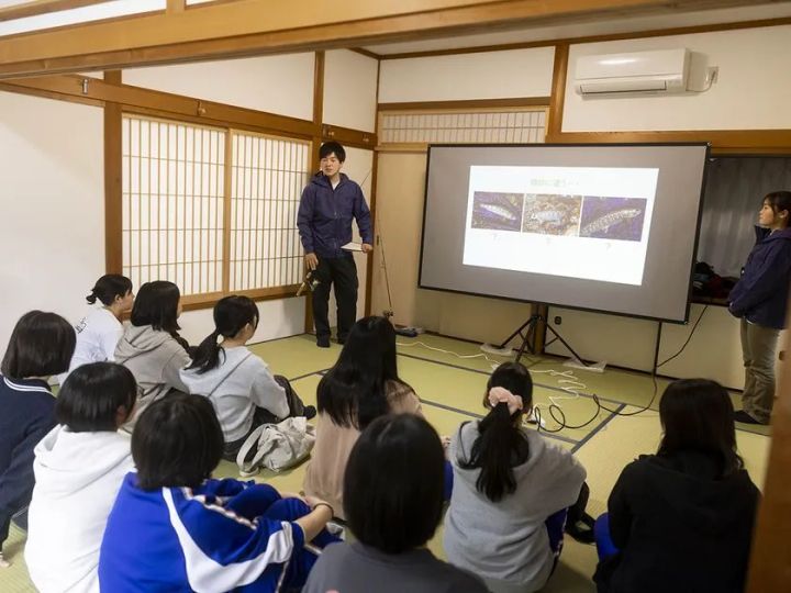 講師の講演に耳を傾ける生徒たちの様子