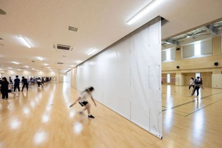 体育館やアリーナを仕切る大型電動間仕切SIKIRUTO