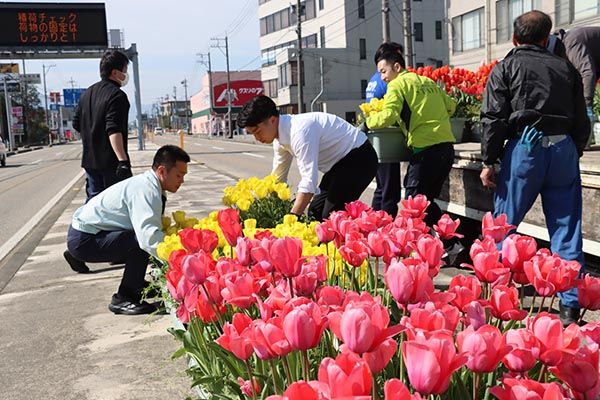 【富山県砺波市】350万本が咲き誇る、となみチューリップフェア開催！大花壇の地上絵など圧巻の景観