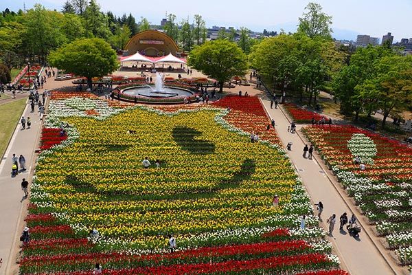 【富山県砺波市】350万本が咲き誇る、となみチューリップフェア開催！大花壇の地上絵など圧巻の景観