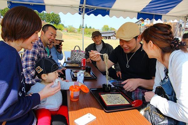 【富山県砺波市】350万本が咲き誇る、となみチューリップフェア開催！大花壇の地上絵など圧巻の景観