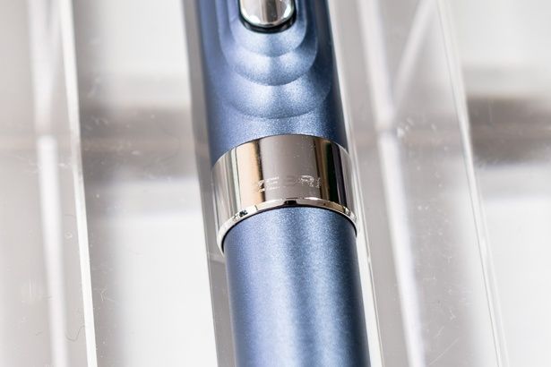 ペン中心のリングには、さりげなくブランド名が刻印されている