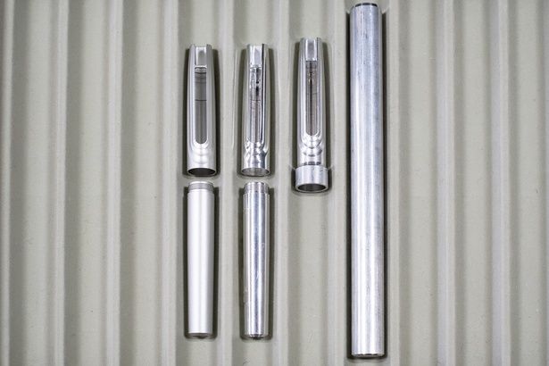 一本のアルミ芯から、切削されてボディが完成する