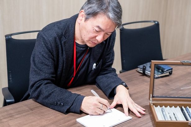 中田さんが自らペンを取って、「THE ZEBRA」の書き心地のよさについて教えてくれた