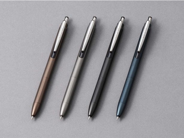 「サラサグランド」(各1650円)の新軸色。左からアッシュブラウン、クラウドグレー、チャコールグレー、ディープブルー。ボール径は0.5ミリ、インク色はすべて黒