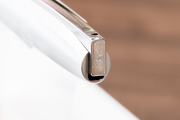 ペンの頭部には、社章でもあるゼブラを刻印