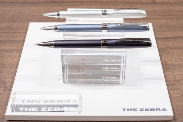3色並んだ「THE ZEBRA HAMON」。手前から、鋼色(はがねいろ)、水藍色(みずあいいろ)、銀色(しろがねいろ)