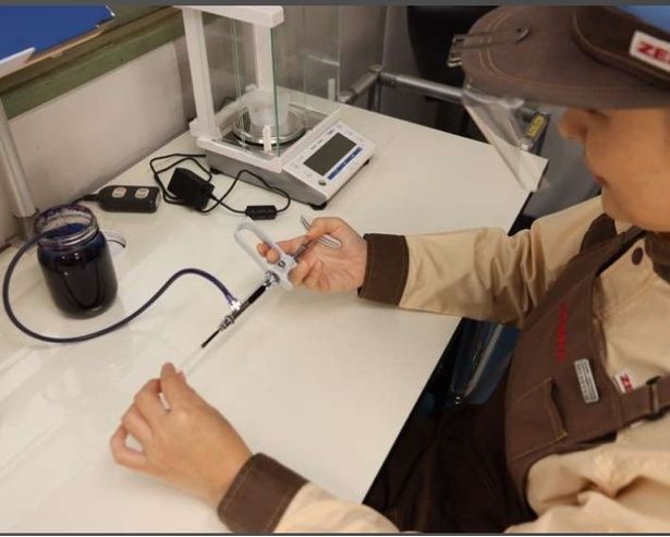  3人しかいないマイスターの手作業により、1本1本中芯にインクが注入されている