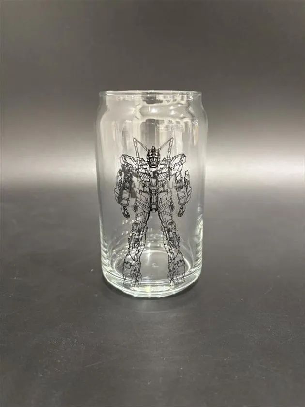 B賞の実物大ユニコーンガンダム立像缶型グラス