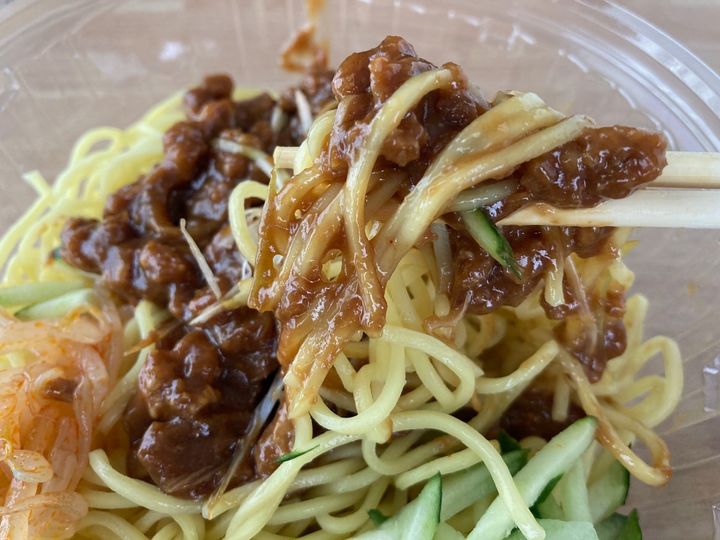 濃厚な肉みそ！さっぱり食べられる！【ファミマ】甘辛甜面醤と味噌の旨みが特徴の「冷しジャージャー麺」