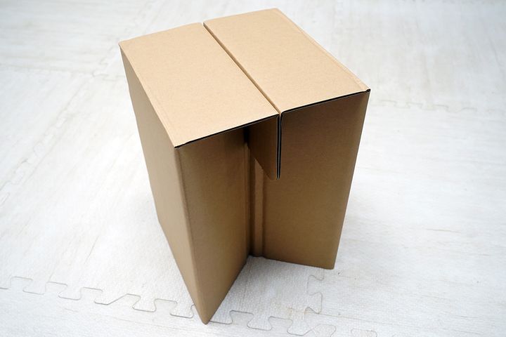 完成したダイソーの「ダンボールチェア」。かなりしっかりしています