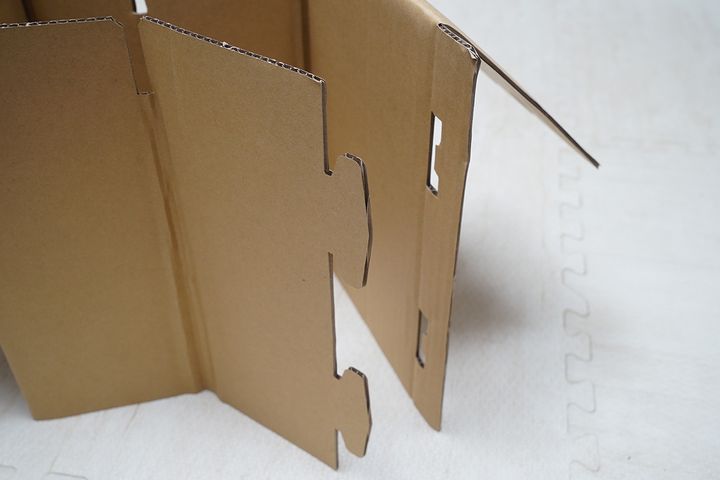 組み立てのもっとも面倒な箇所は、ダンボール同士を組み合わせる部分です
