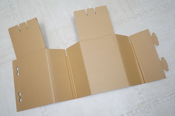 「ダンボールチェア」の部品は1枚の切り込みが入ったダンボールだけ