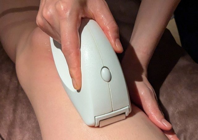 脚にテクニスパマシーンを当てている施術中のようす