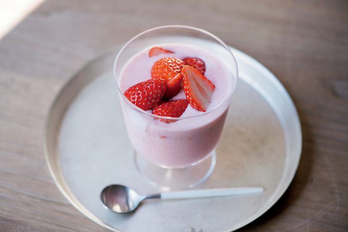 【おやつレシピ】材料を混ぜれば完成！「いちごのヨーグルトスムージー」の作り方の画像1