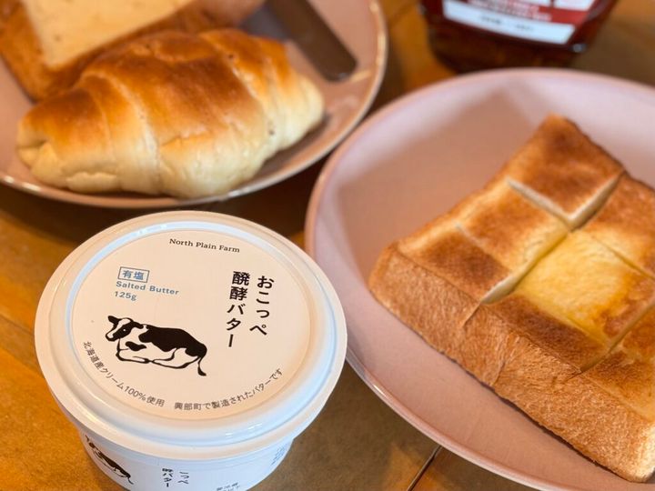 朝食でバターとメープルシロップをかけたパンIKEAのお皿
