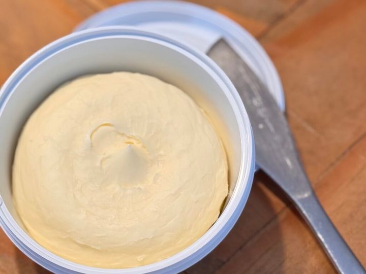 固めのホイップバターのようなバター