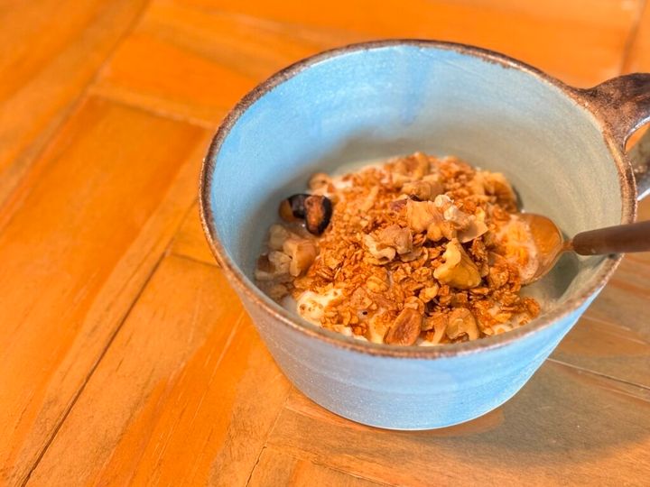 無糖ヨーグルトとグラノーラとナッツとメープルシロップ