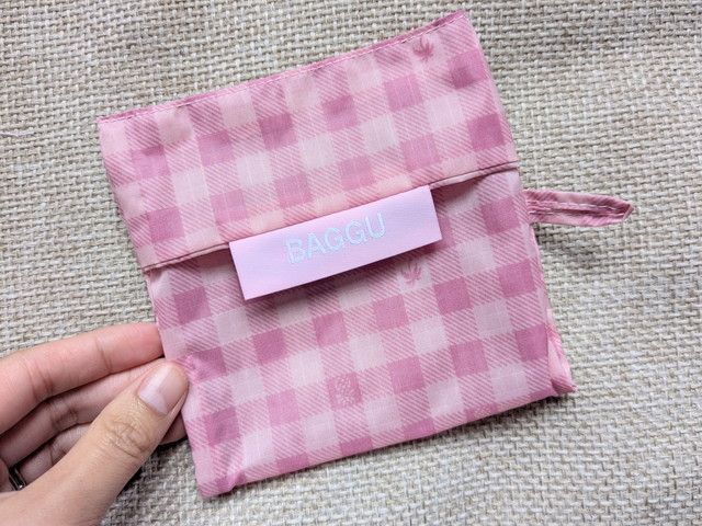 ピンクエコバッグ折りたたみ BAGGUロゴ正面