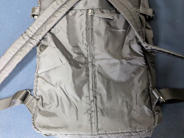 Y'SACCSデイリーリュックの背面全体。背面ファスナーポケットとショルダーストラップが確認できる